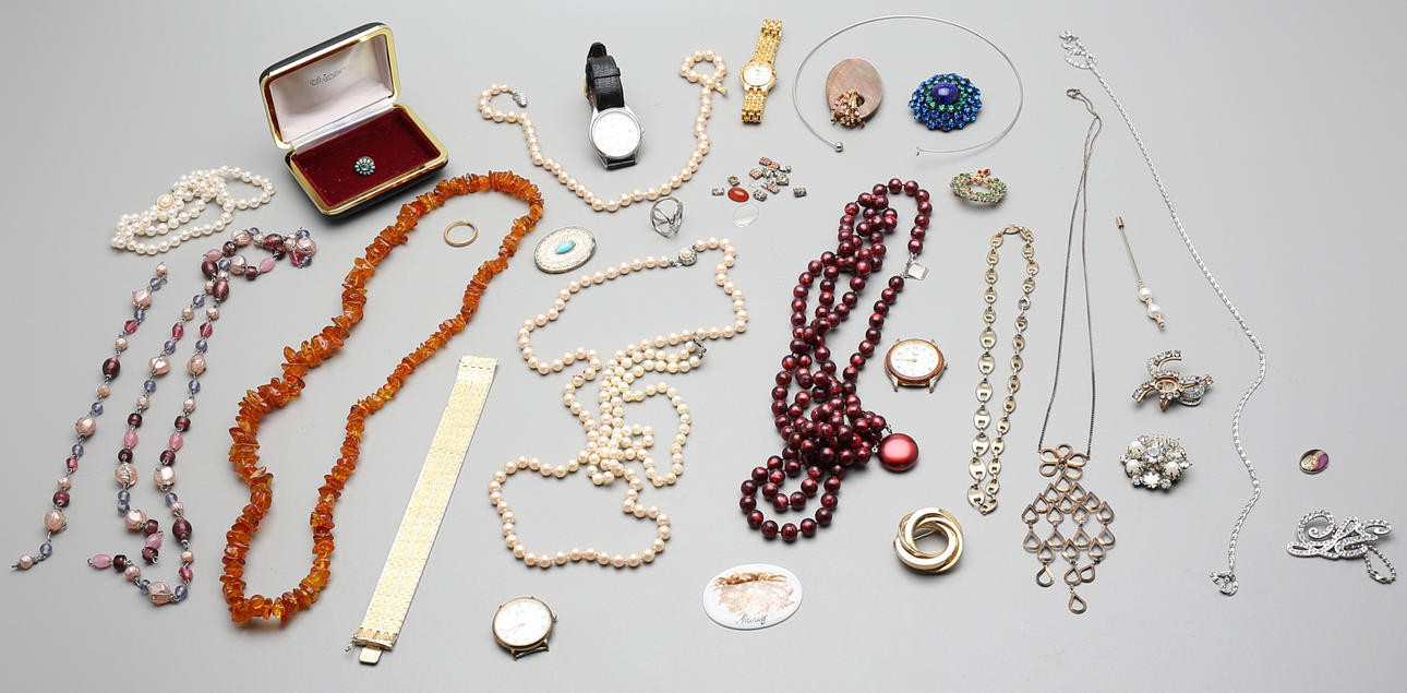 PARTI BIJOUTERIER, bl.a bärnsten.