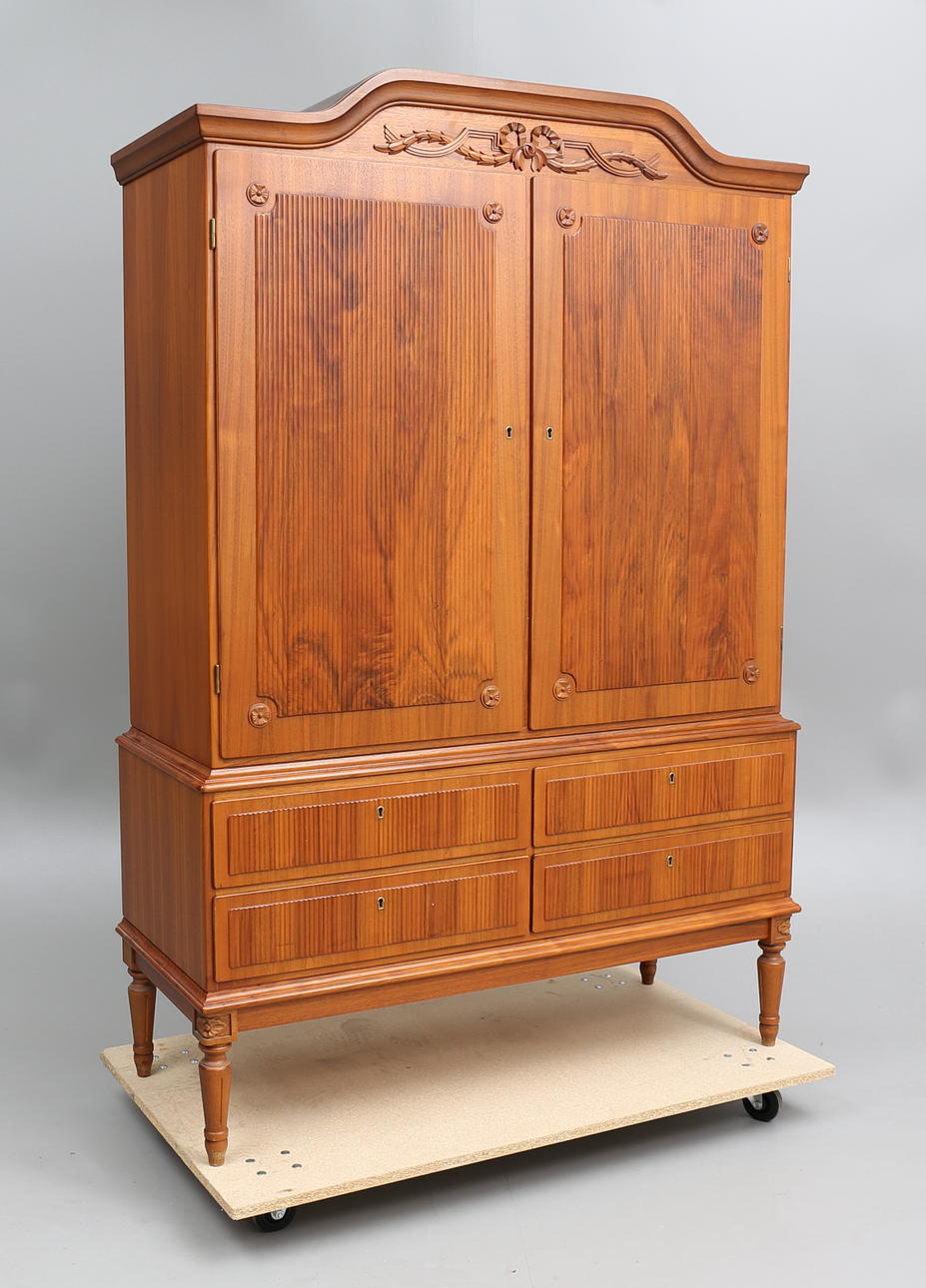 MATSALSSKÅP, gustaviansk stil, 1900-talets andra hälft.