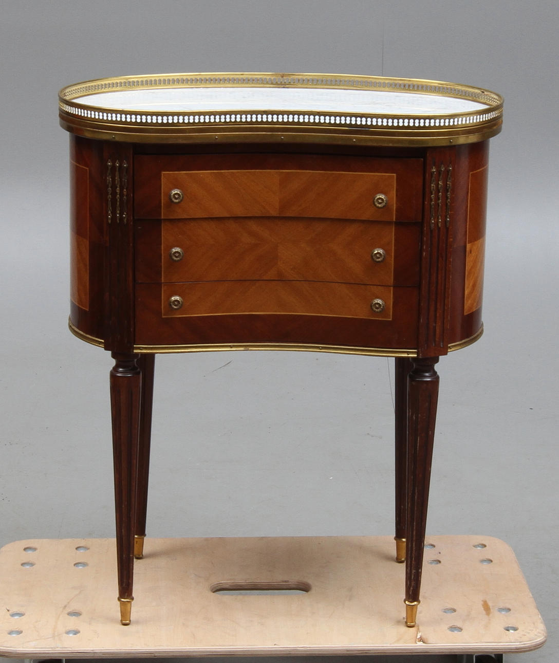 BYRÅ, med stenskiva, Louis XVI-stil, 1900-tal.