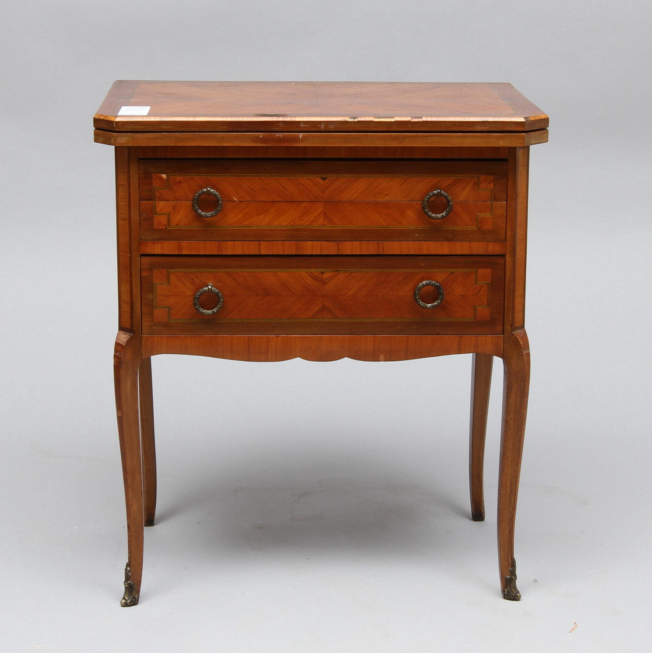 BYRÅ/SPELBORD, gustaviansk stil, uppfällbar skiva, låda med spelinredning, 1900-tal.