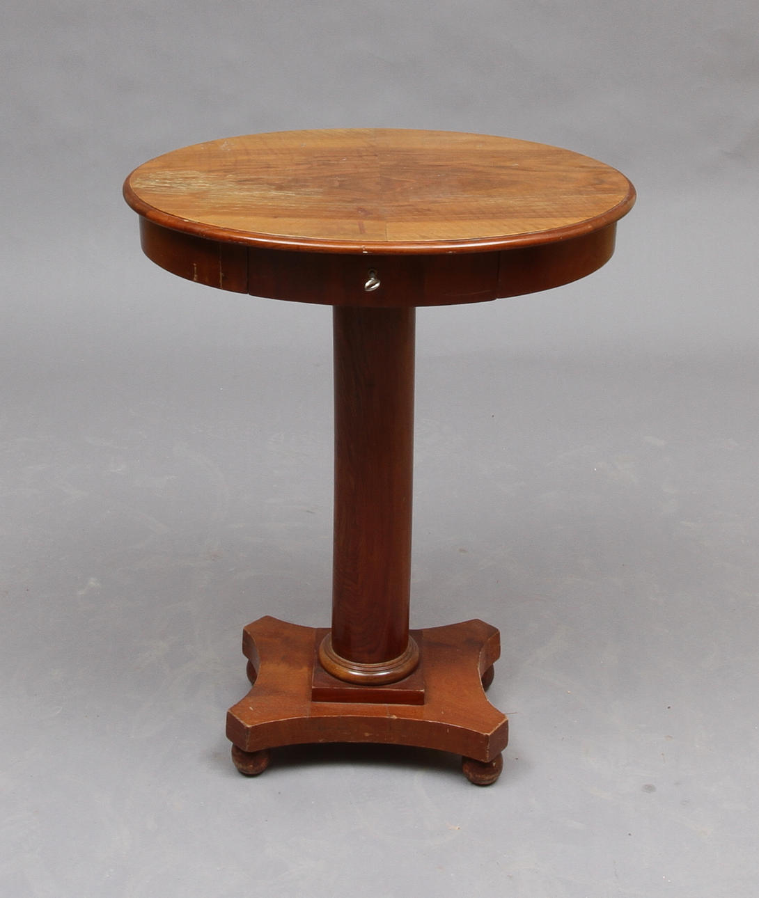 SYBORD, på pelarfot, 1800-tal, med låda i sargen.