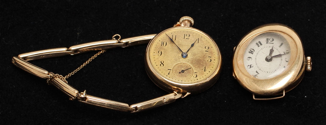 DAMUR, 2 st, 14 k guld i boett och kedja, total vikt inkl. verk 37,8 g.