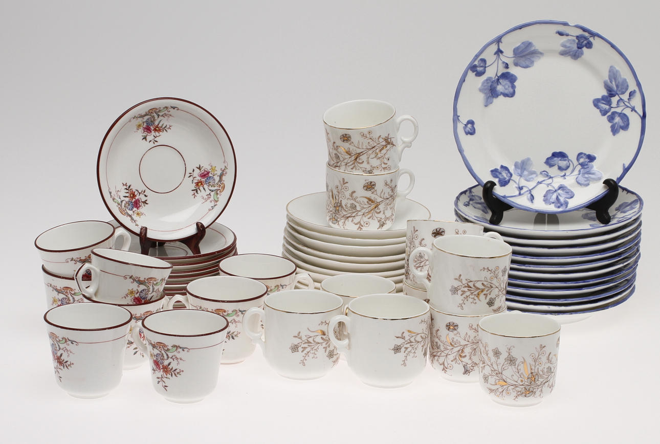 PARTI PORSLIN, 30 delar, assietter och kaffekoppar i olika mönster, Rörstrand, 1900-talets början.