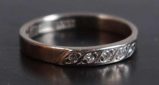 ALLIANSRING, 18 k vitguld med 5 brillianter.