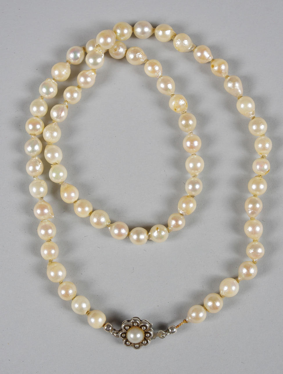 PÄRLCOLLIER med silverlås.