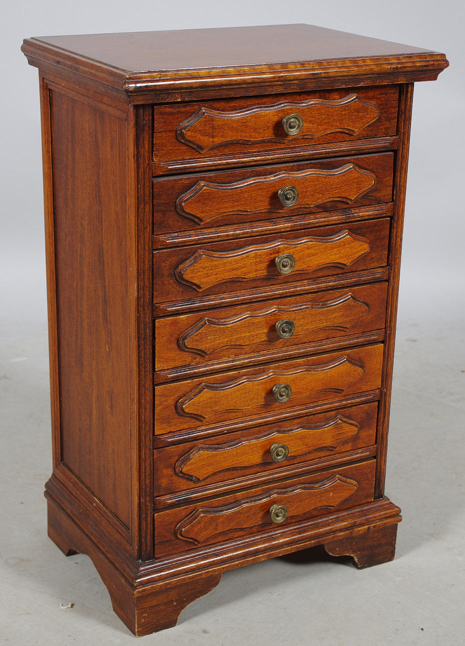 HALLBYRÅ, mahogny, engelsk stil.