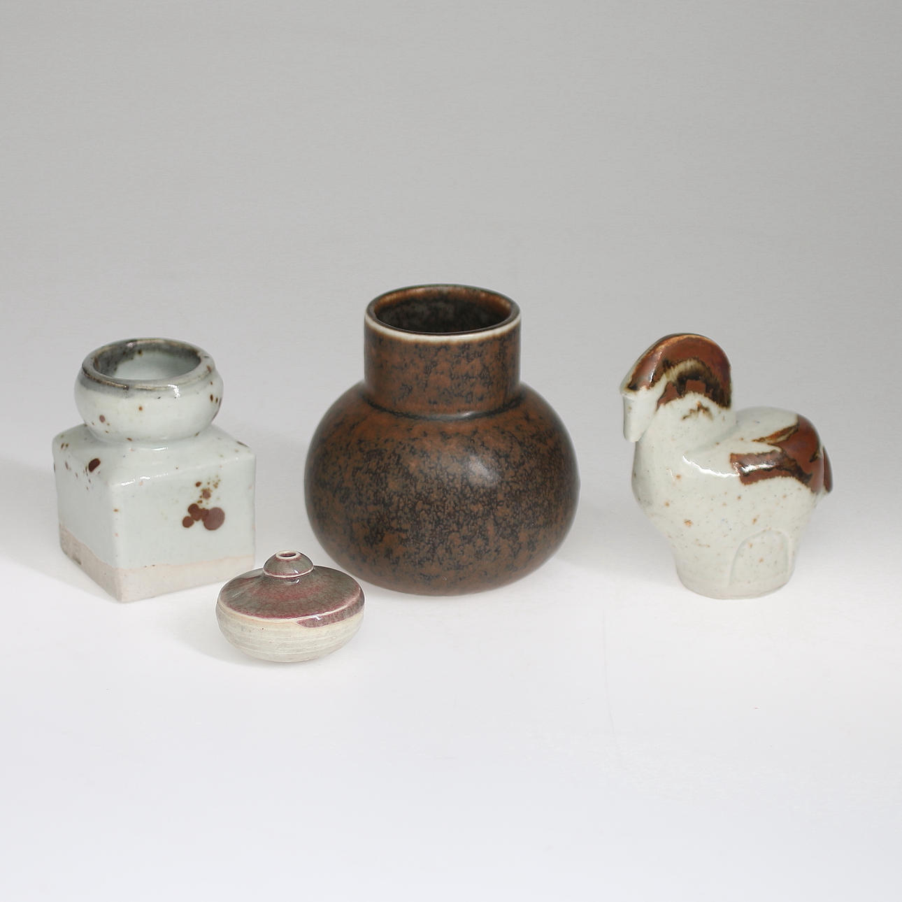 PARTI KERAMIK, 4 delar, bl.a Carl-Harry Stålhane, Rörstrand, 1900-talets andra hälft.