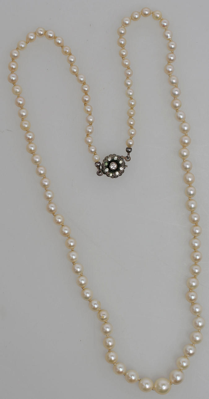 PÄRLCOLLIER MED SILVERLÅS MED STENAR.