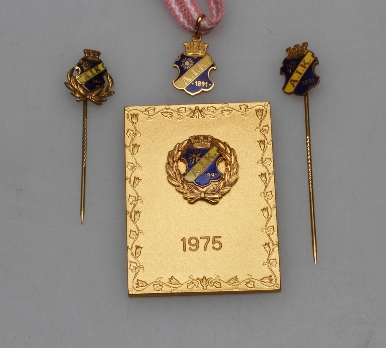NÅLMÄRKEN, PLANKET samt BERLOCK, AIK Fotboll, bl.a. 18k guld.