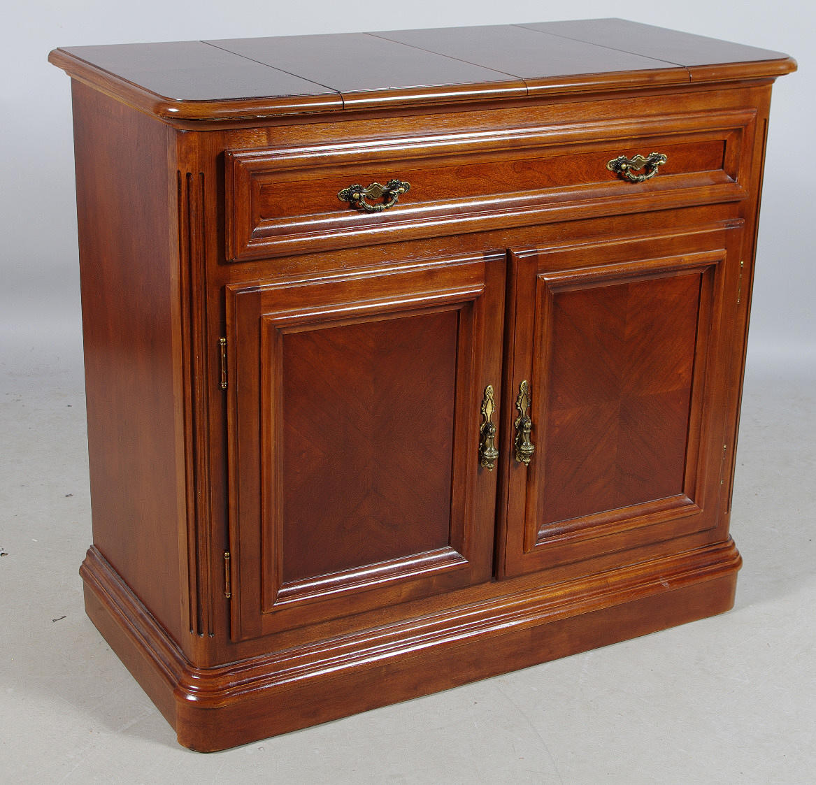 SERVERINGSSKÅP, mahogny, sent 1900-tal.