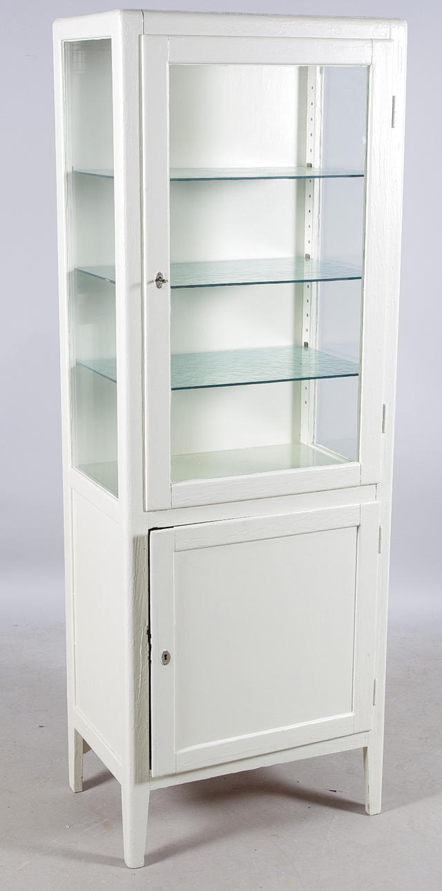 LÄKARSKÅP, vitmålat med glashyllor.