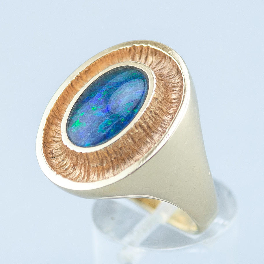 OLE LYNGGAARD. RING IN 585ER GOLD MIT OPAL TRIPLETTE.