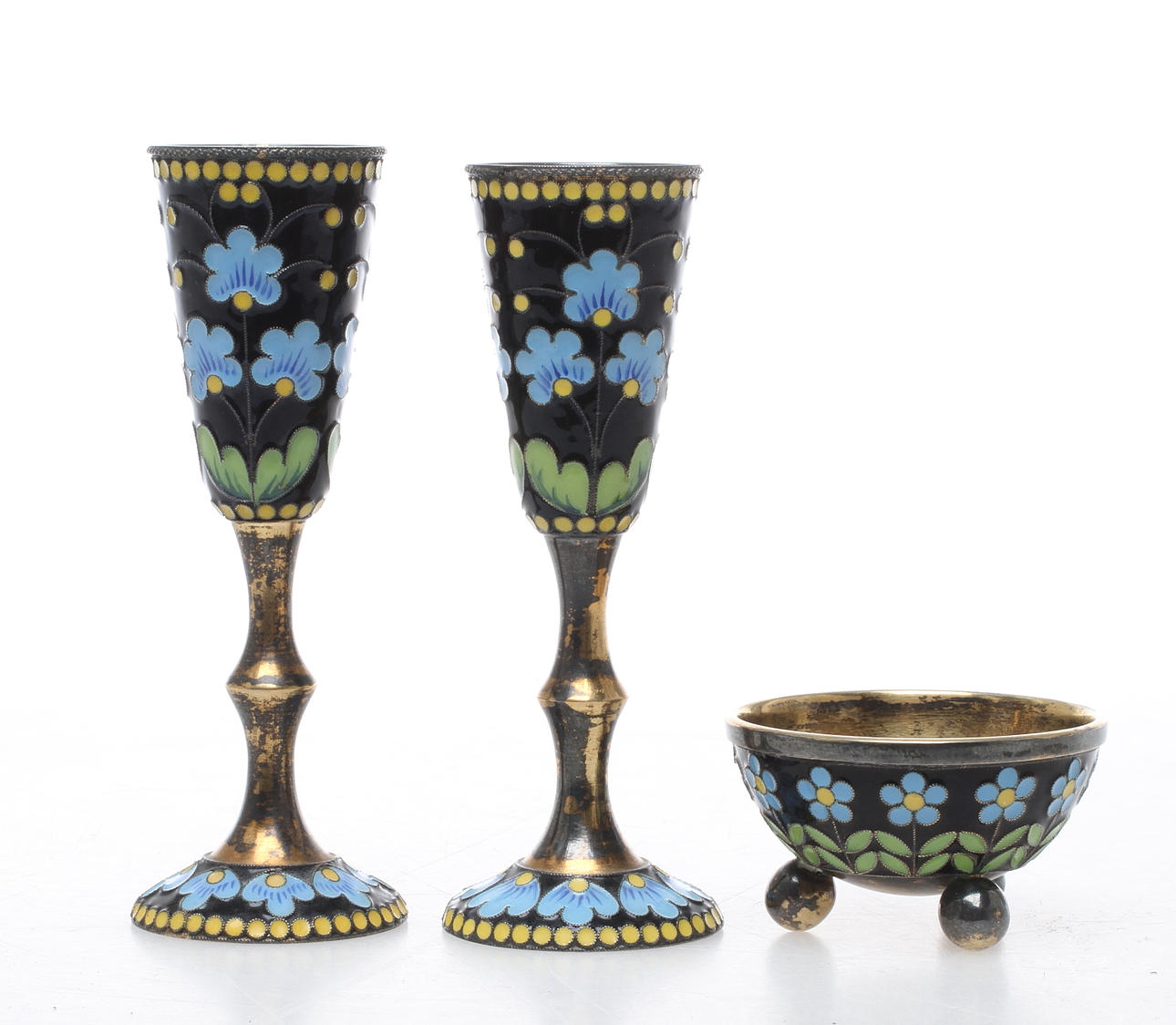SNAPSGLAS, 2 st, samt SALTKAR, silver och emalj, Ryssland, 1900-tal. Vikt 107 gram.