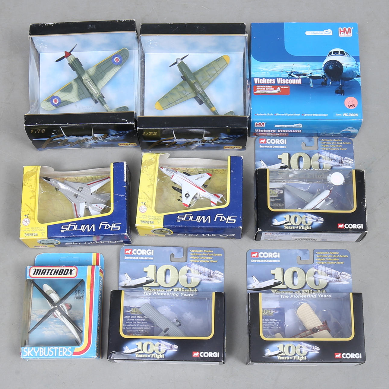 FLUGZEUG- und HUBSCHRAUBERMODELLE, 9 Stück, unter anderem. Corgi & Streichholzschachtel.
