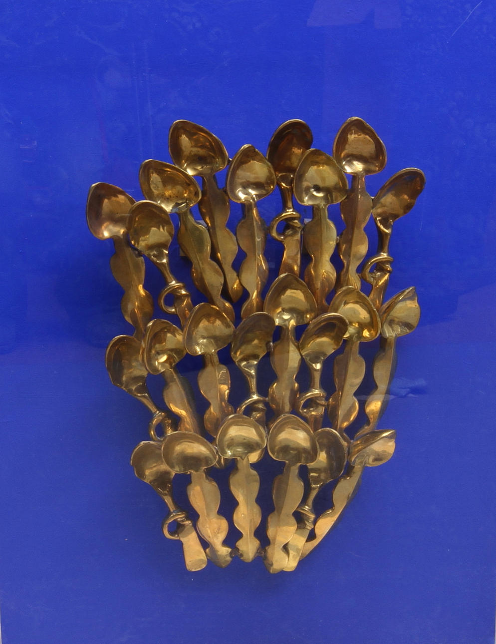 FERNANDEZ ARMAN. Hommage Klein, Cuillères africaines, skulptur, signerad.