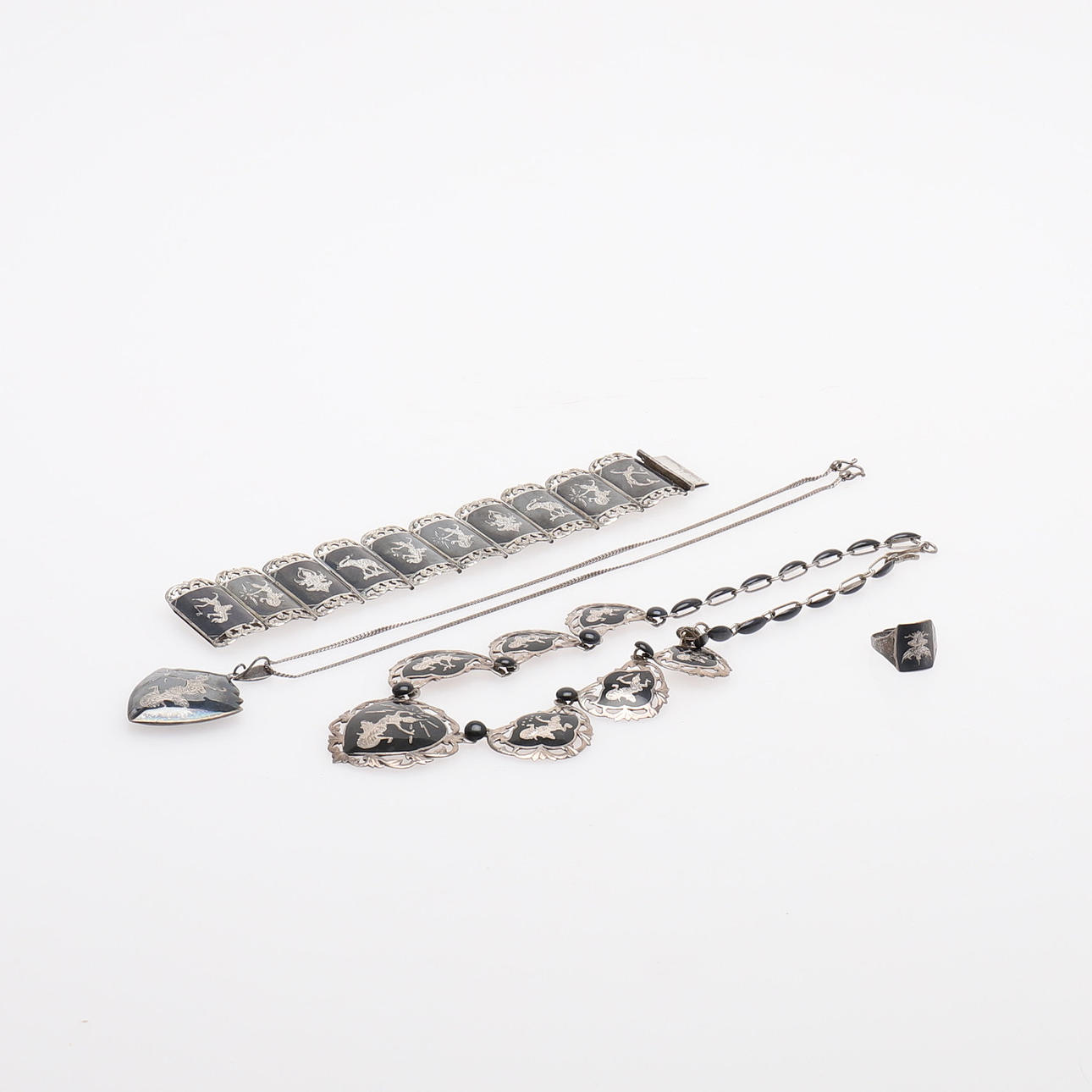 JOYERÍA, CUATRO PIEZAS, TAILANDIA.