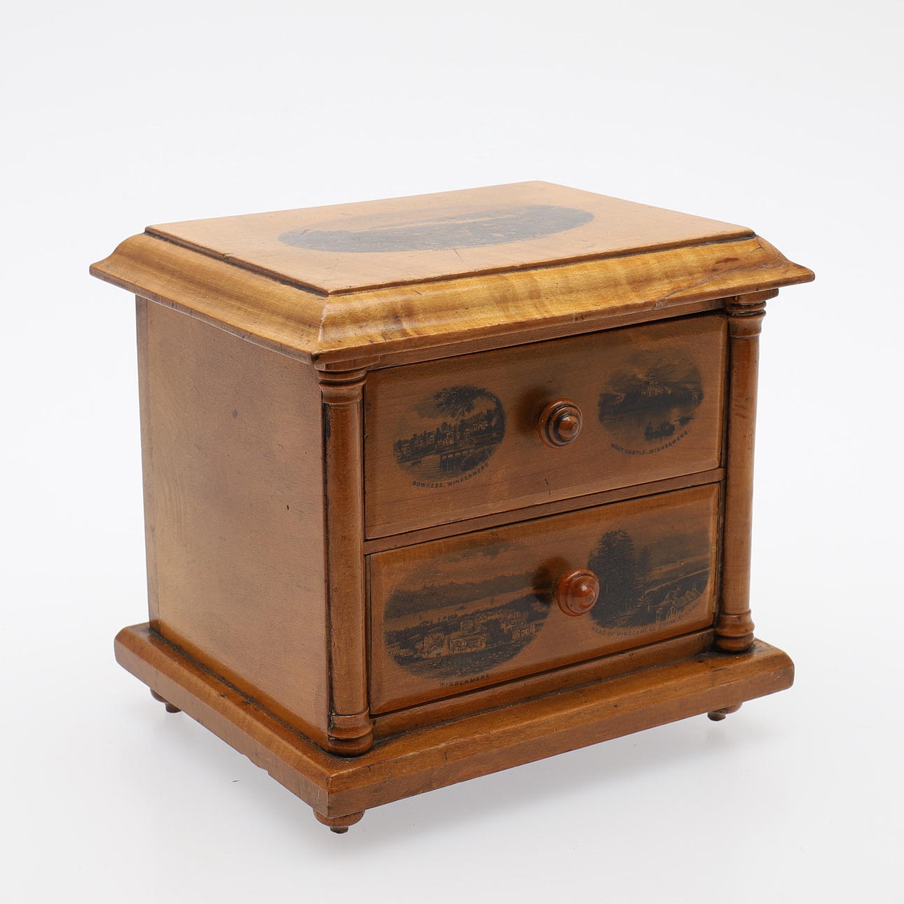 PIENI TYÖPÖYTÄ KAHDELLA LAATIKKOLLA.