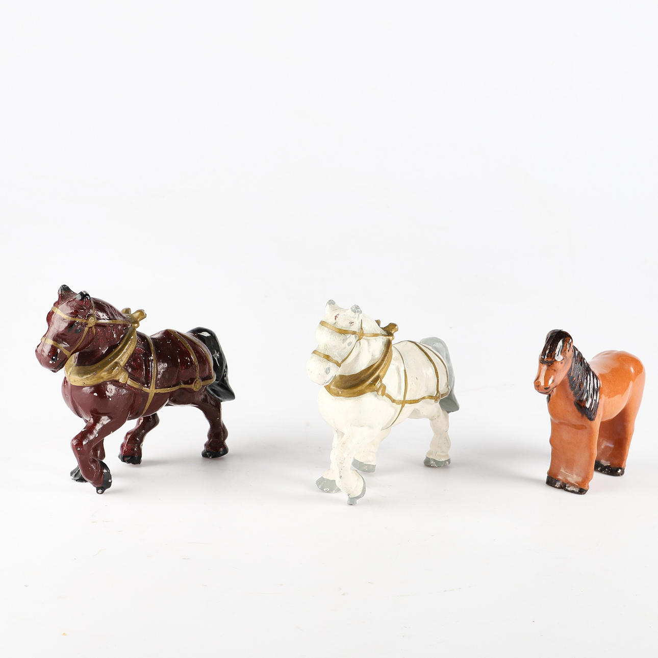 FIGURINER, 3 stycken målade hästar.