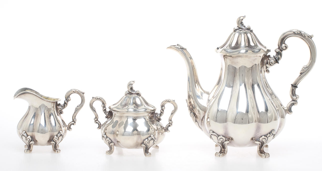 KAFFEKANNA, GRÄDDKANNA samt SOCKERSKÅL, silver, rokokostil, möjligen Norge, svensk import.