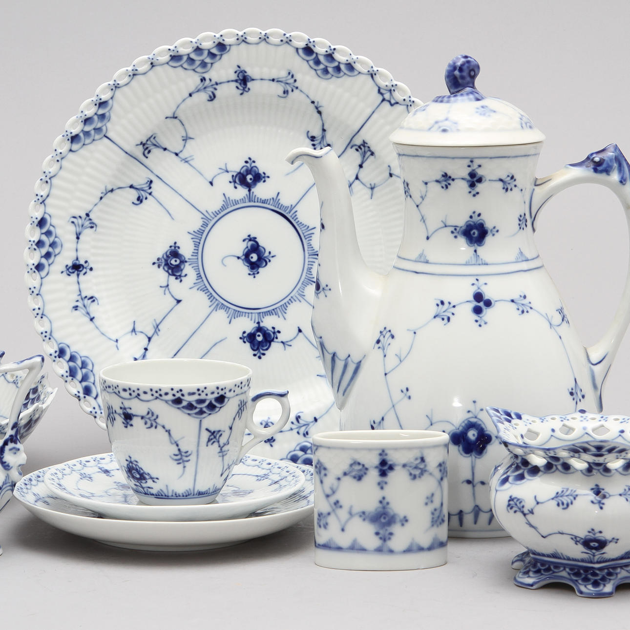 DELAR TILL SERVIS, 35 delar, "Musselmalet", Royal Copenhagen samt Bing & Gröndahl.