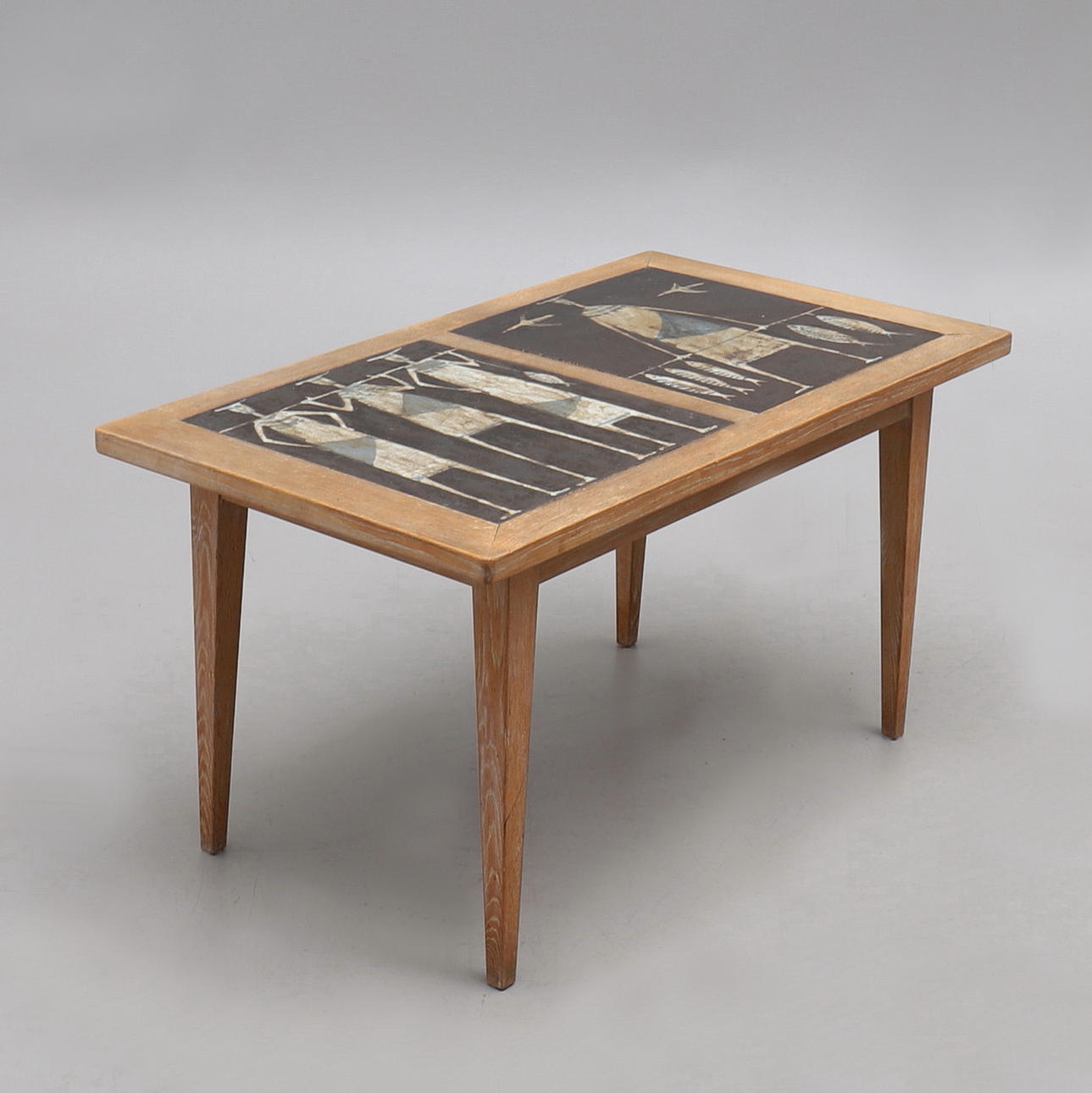 ÅKE HOLM. COUCHTISCH, FLIESEN AUS STEINZEUG, RAHMEN AUS EICHE.