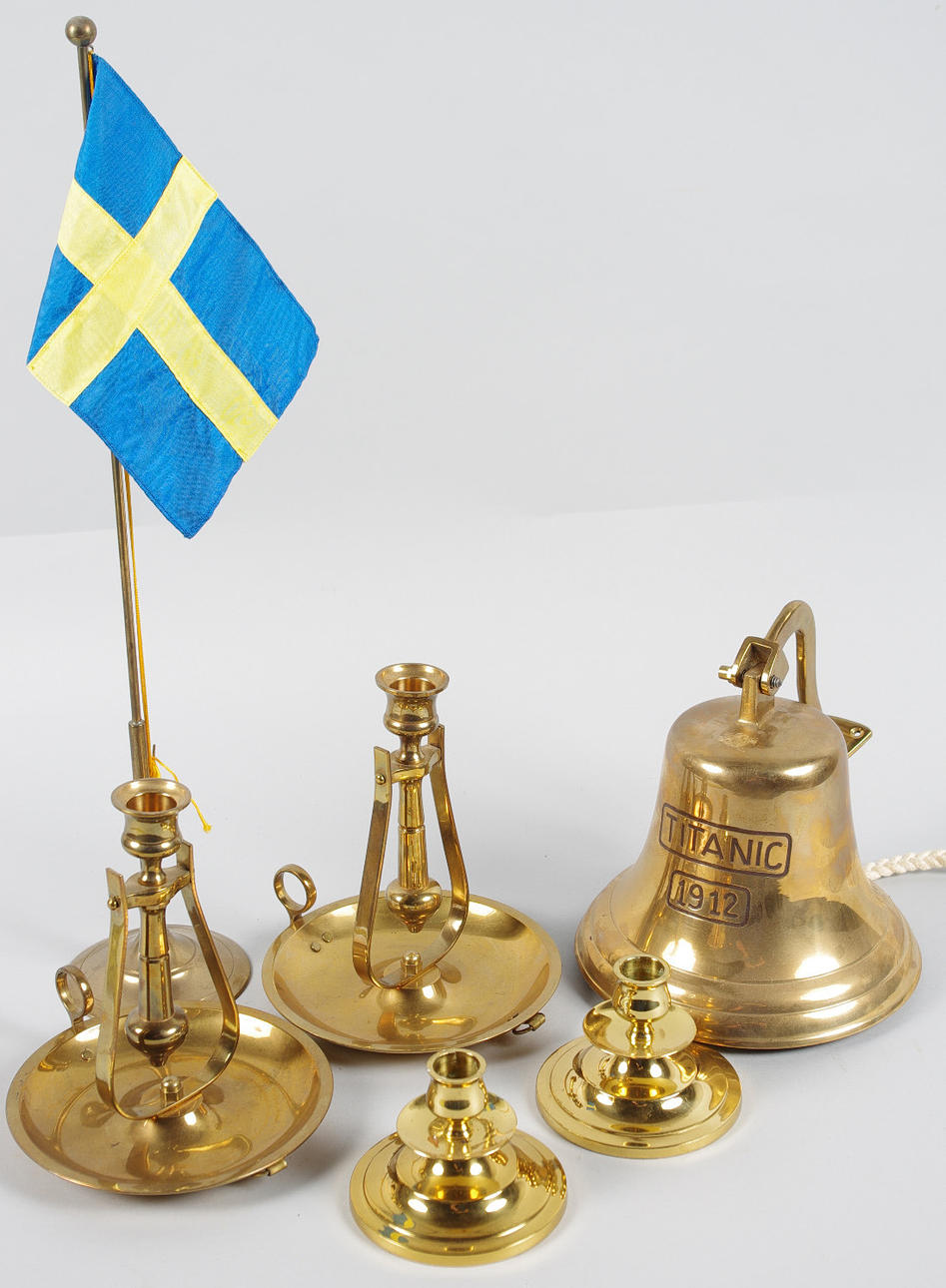 2 PAR LJUSSTAKAR, VÄLLINGKLOCKA SAMT BORDSFLAGGA.