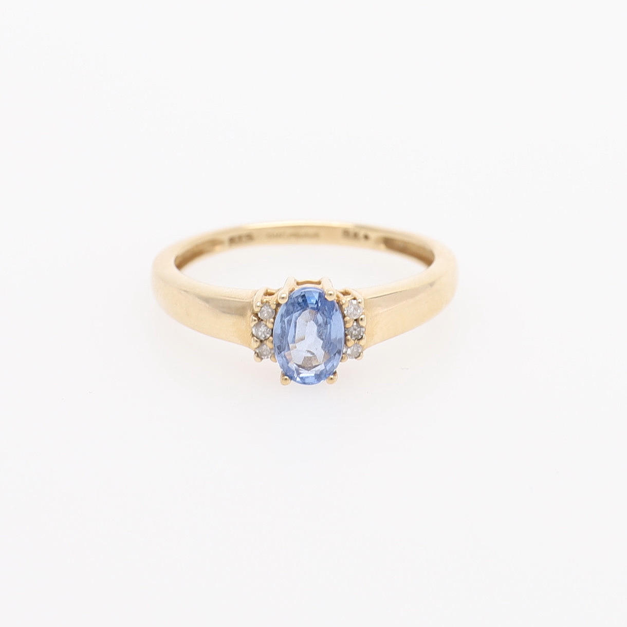 RING MED BLÅ SAFIR OCH DIAMANTER.