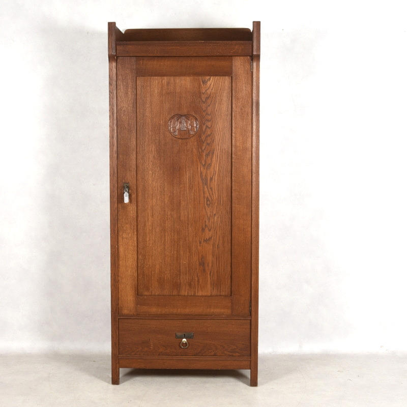 LINNESKÅP, ek, 1900-talets första hälft.