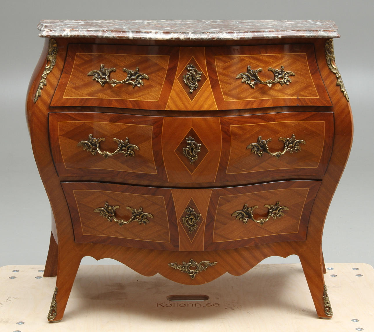 BYRÅ, med stenskiva, rokokostil, 1900-tal.