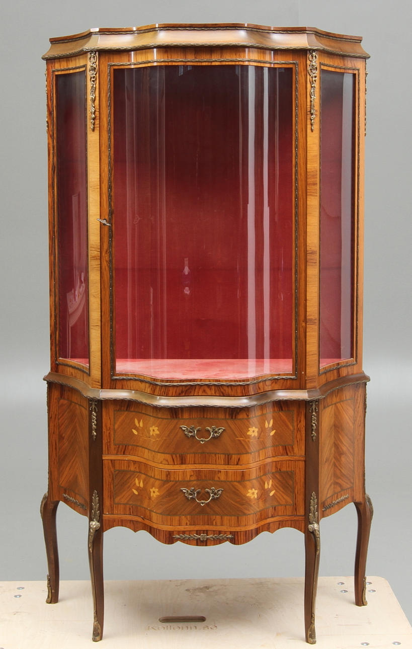 VITRINSKÅP, Louis XVI-stil, 1900-tal.