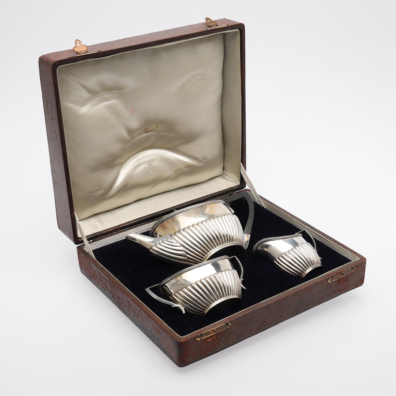 TEA SET, THREE PARTS.