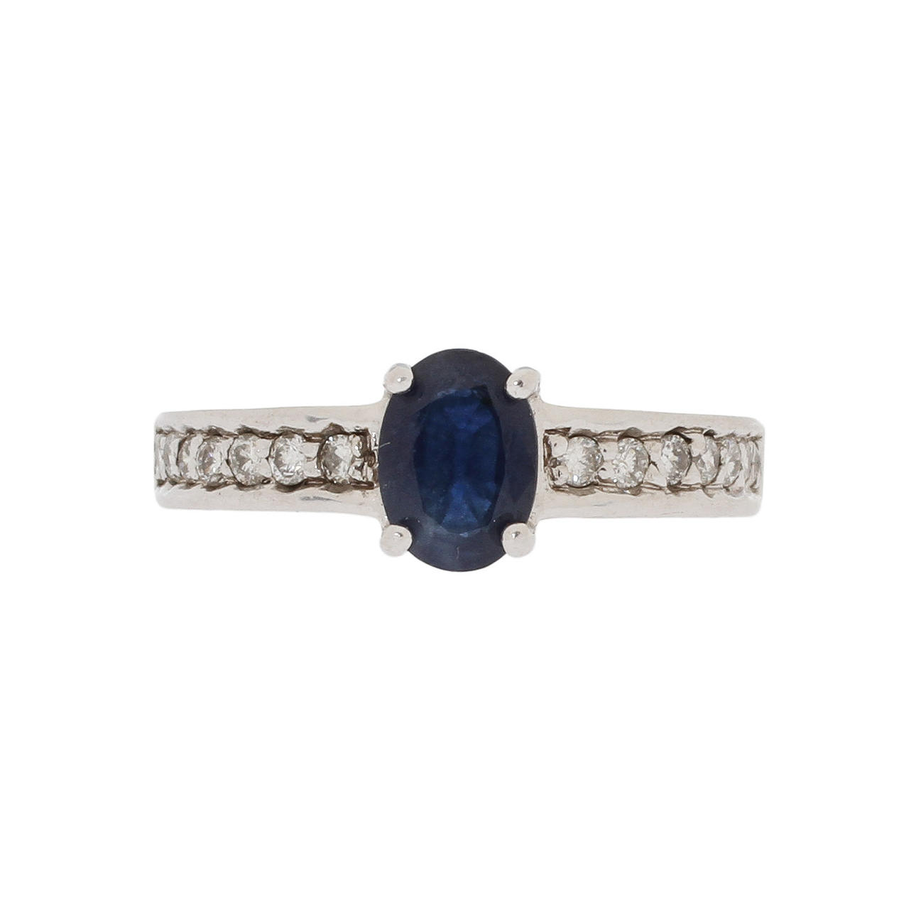 RING, 14k vitguld med safir och 14 mindre diamanter, totalt ca 0,28ct. 3,75g.