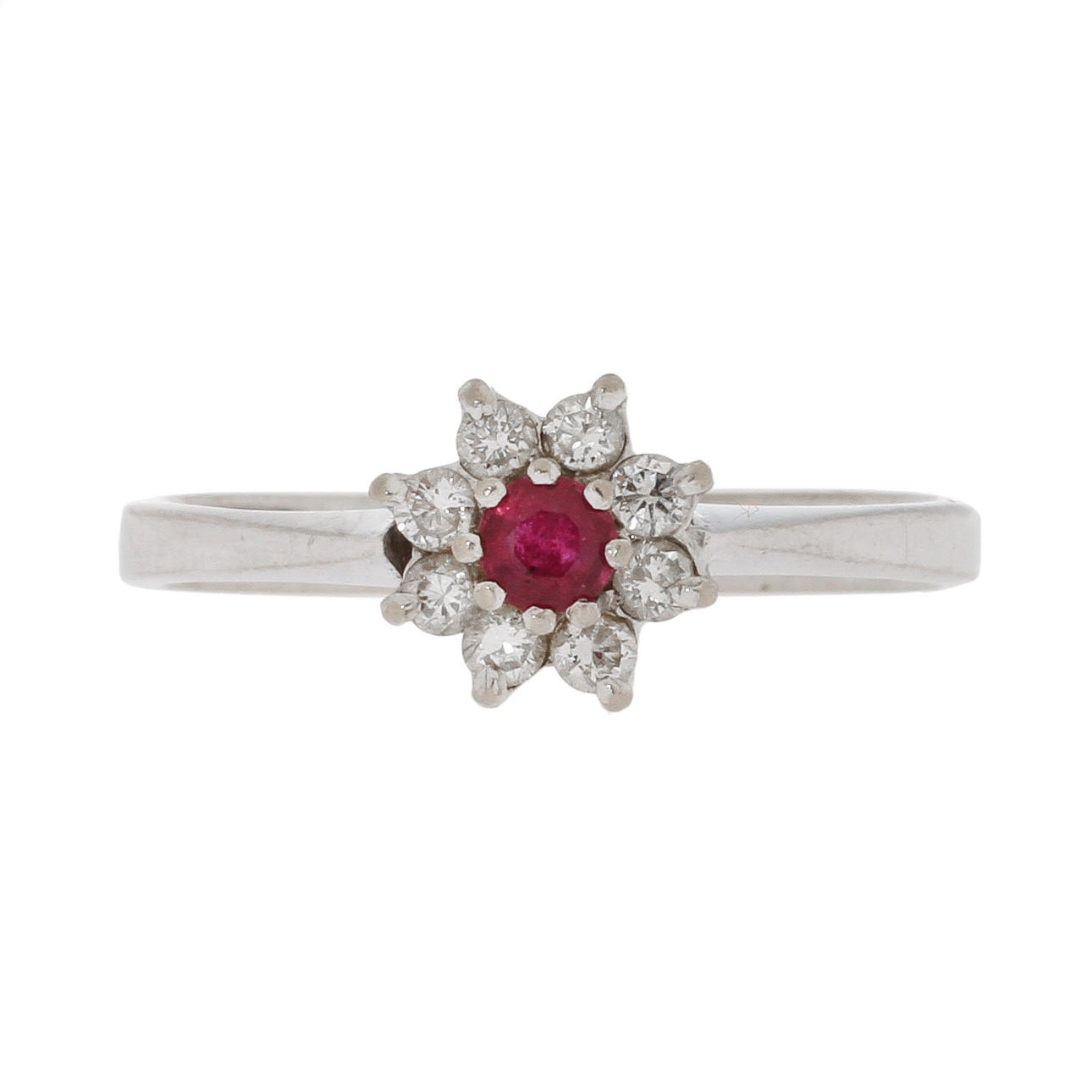 RING, Carmosé, 18k vitguld med rubin samt 8 mindre diamanter, totalt 0,24ct. 2,8g.