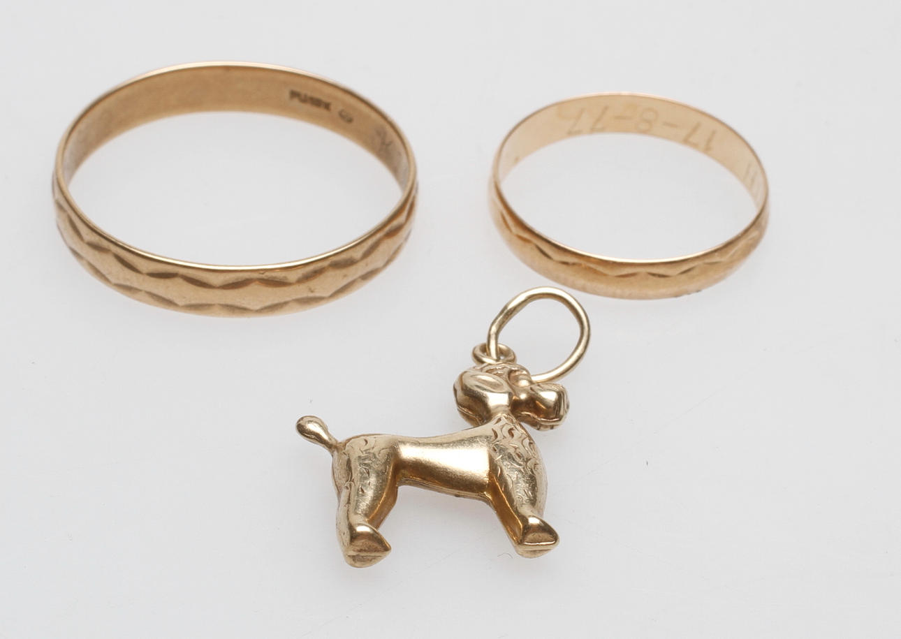 RINGAR, 2 st, 18k guld samt ETT HÄNGE, 14k guld, total vikt ca 5,5 gr.