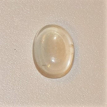 CEYLON-MONDSTEIN, klare Farbe, mit weißem Schimmer, Cabochonform.