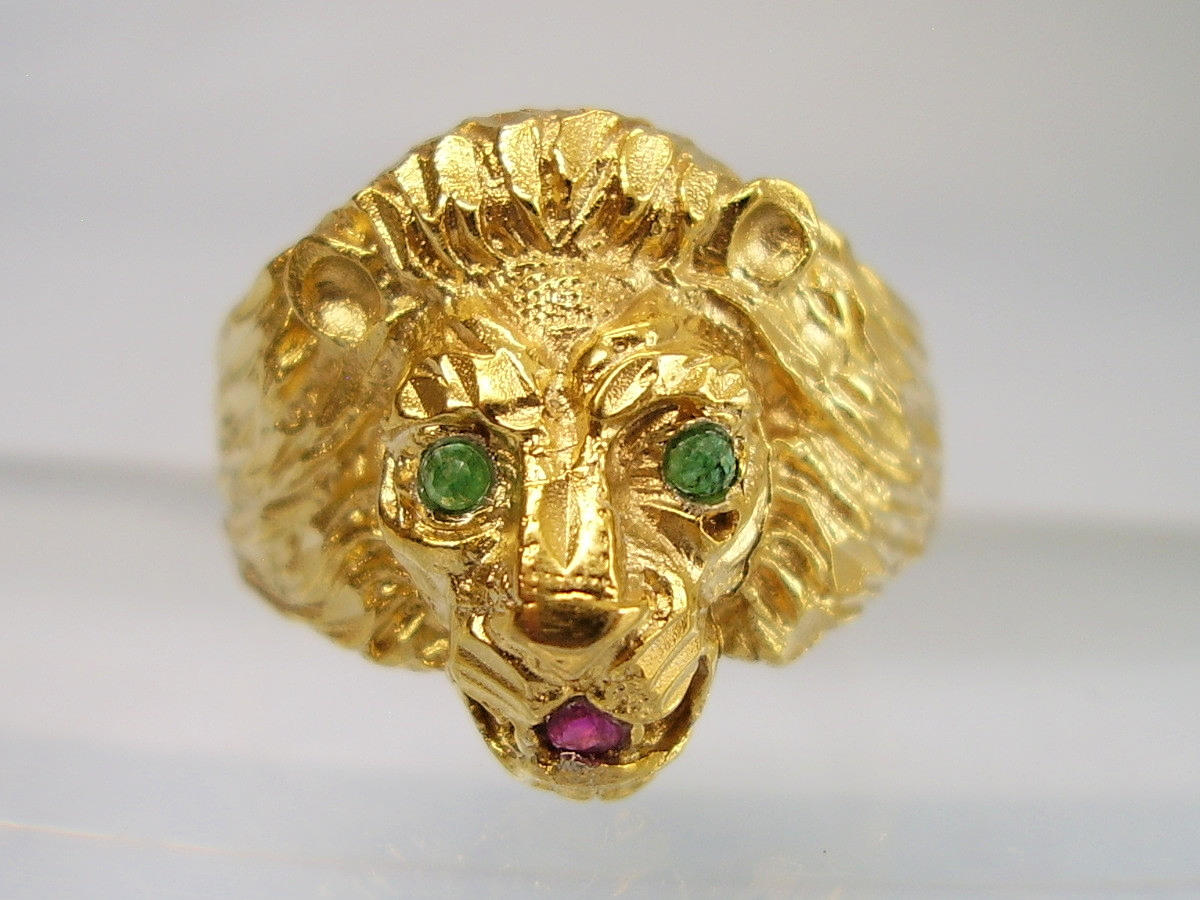 MÄNS RING LEJON HUVUD RING SMARAGD+RUBIN.