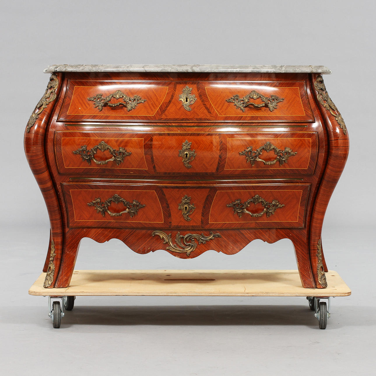 BYRÅ, rokokostil 1900-tal.