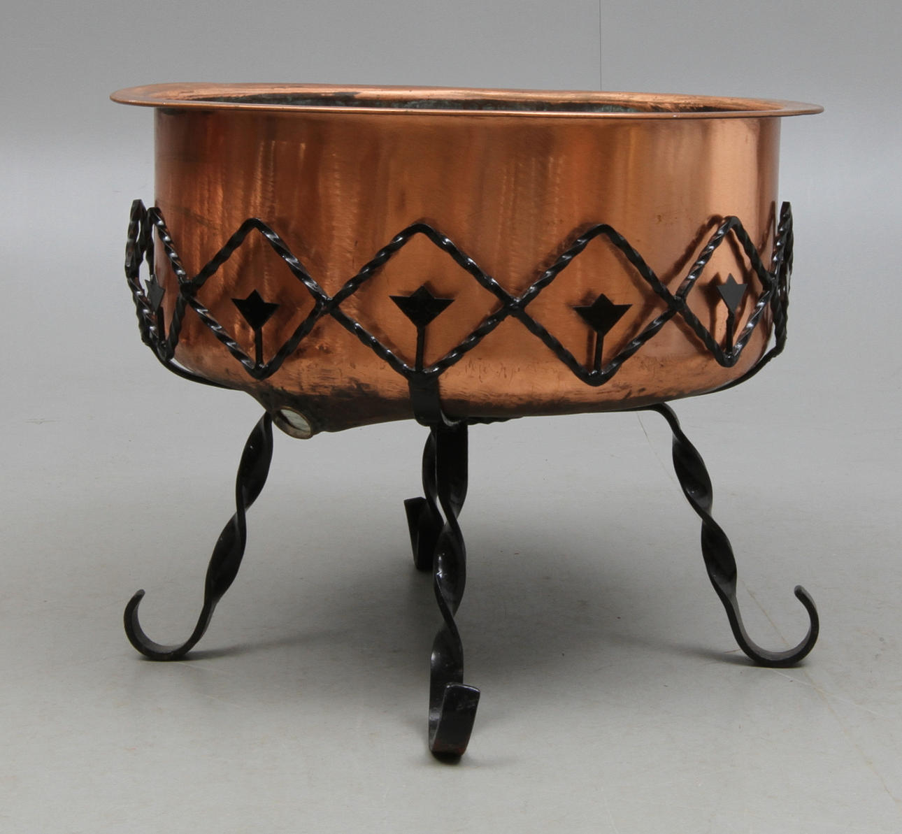 KITTEL, koppar, på benställning i smide, 1900-tal.