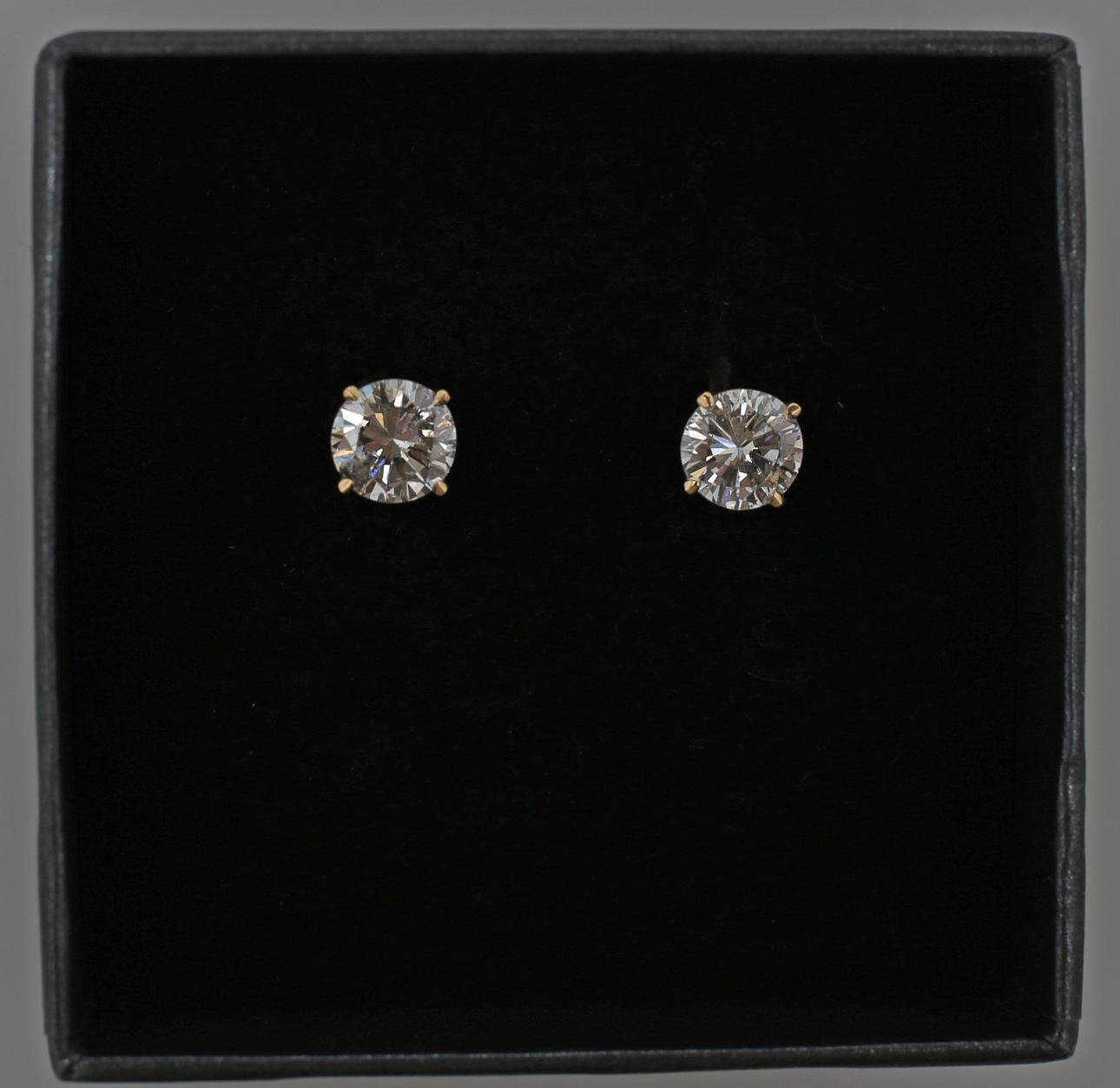 ENSTENSÖRHÄNGEN, ett par, enligt uppgift ca 1,60 ct, rödguld, 18K.