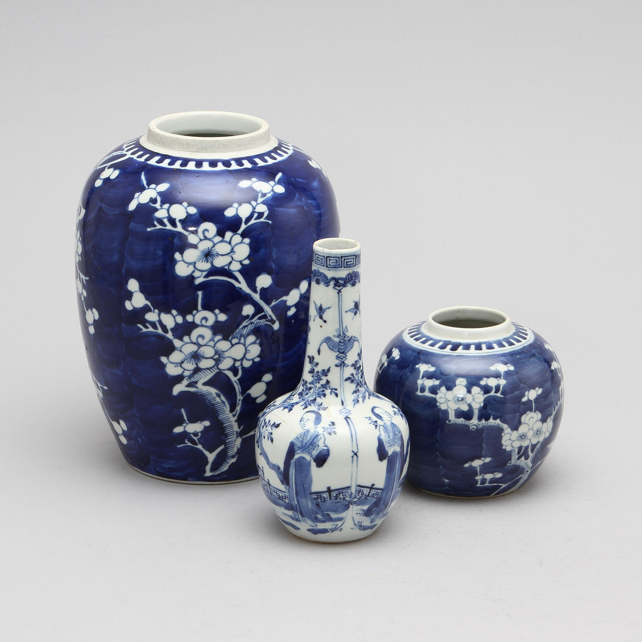 BOJANER 2 st samt VAS, porslin, Kina, 1800/1900-tal..