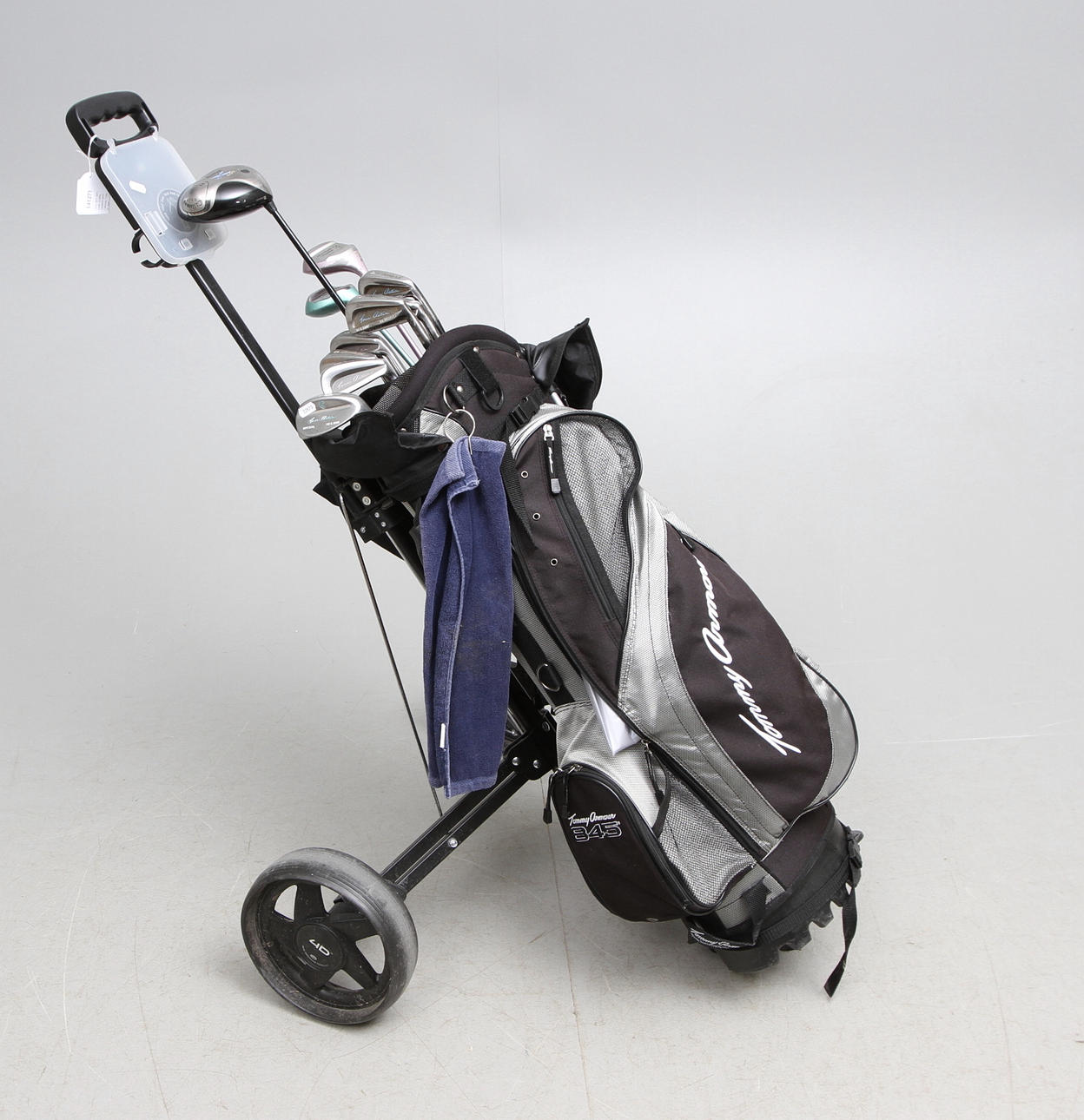 GOLFSET, dam, totalt 13 delar, Clevland samt Callaway, i bag på vagn.