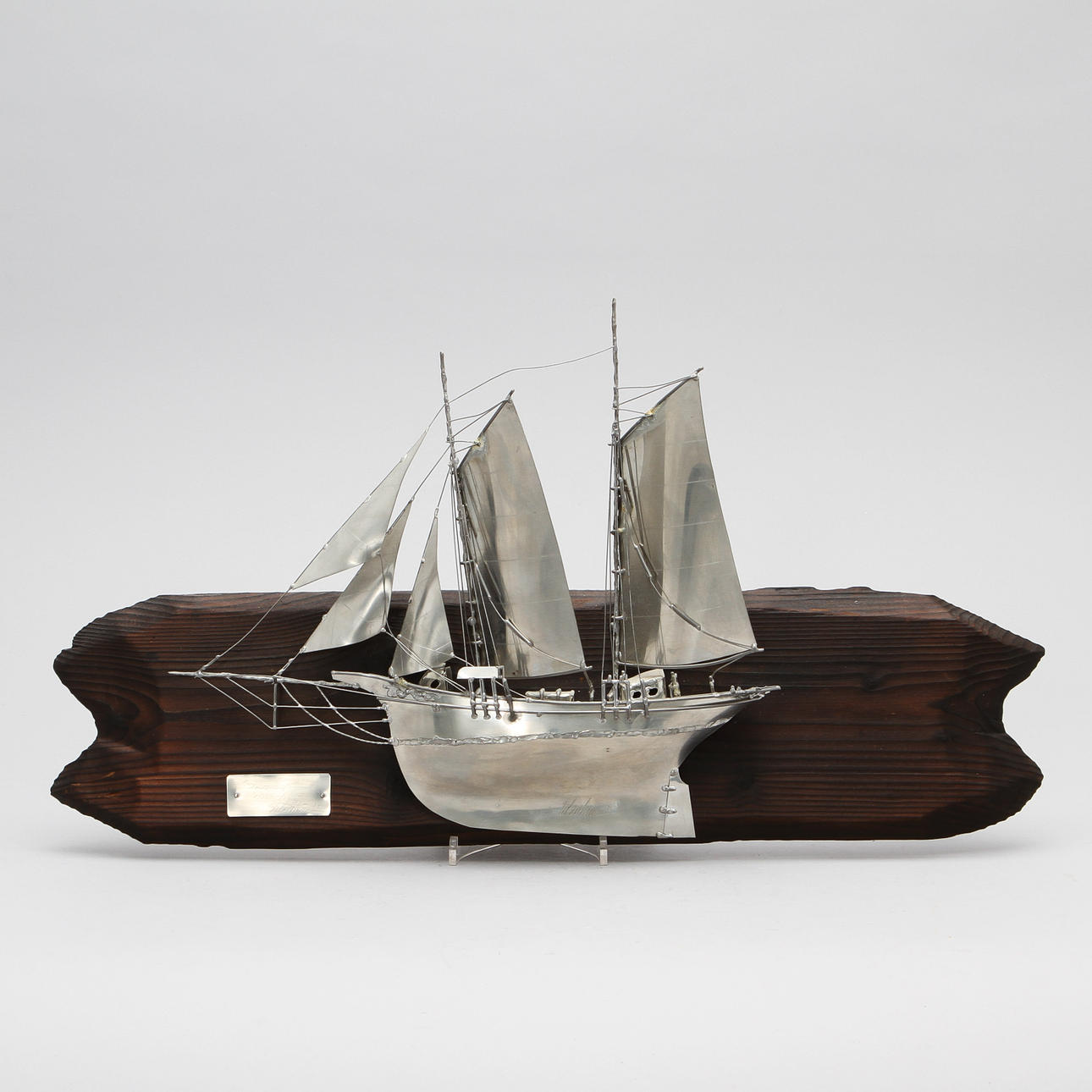 URBAN STRÖM. Väggrelief "Skonare", tenn monterad på träplatta. Signerad och daterad 90.