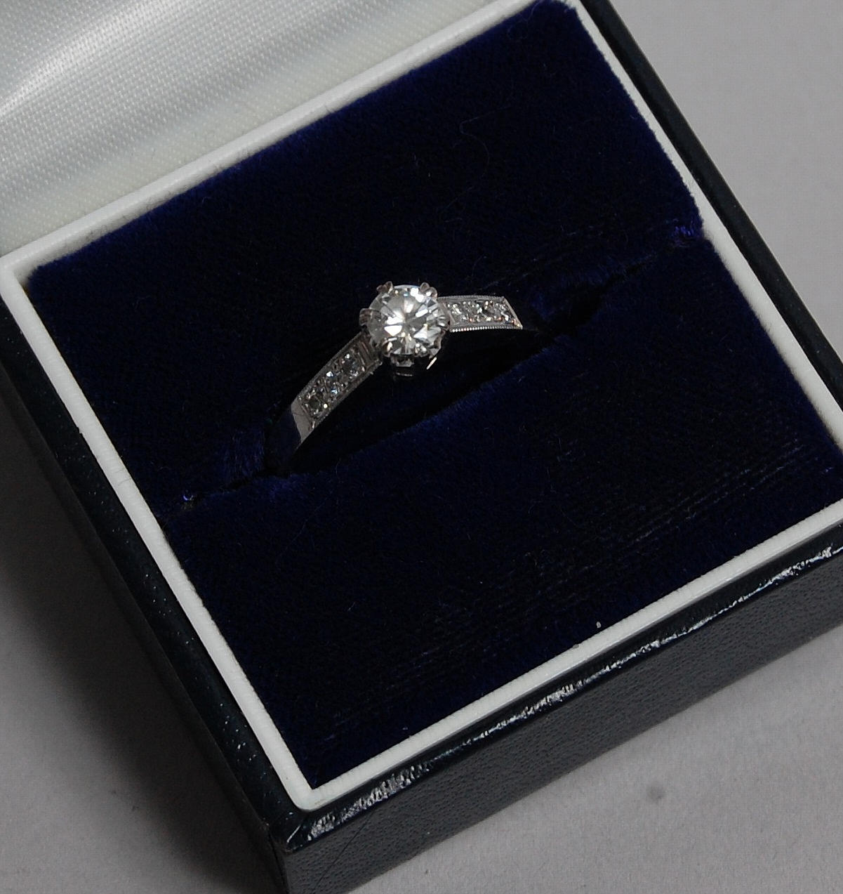 RING, 18 K, vitguld med 7 st briljanter om totalt 0,40 ct.