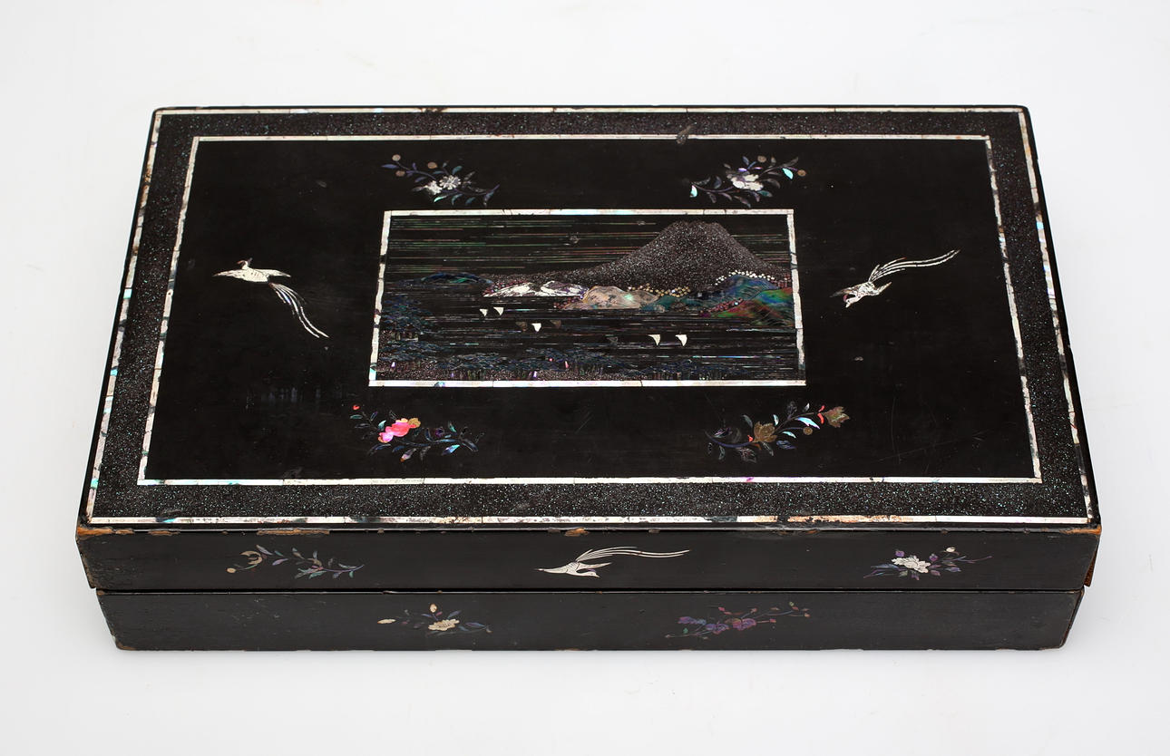 LACKASK. Kina med spelmarker 1800-tal.