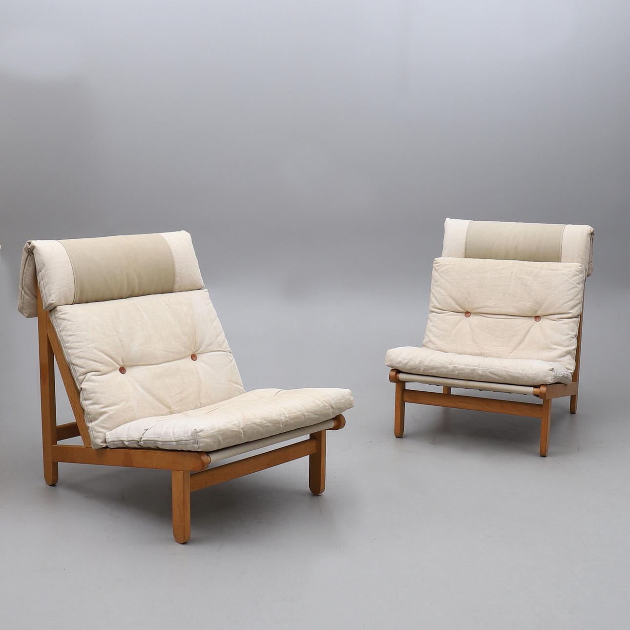 BERNT PETERSEN. "KLUDESTOLEN", LÆNESTOLE, ET PAR.