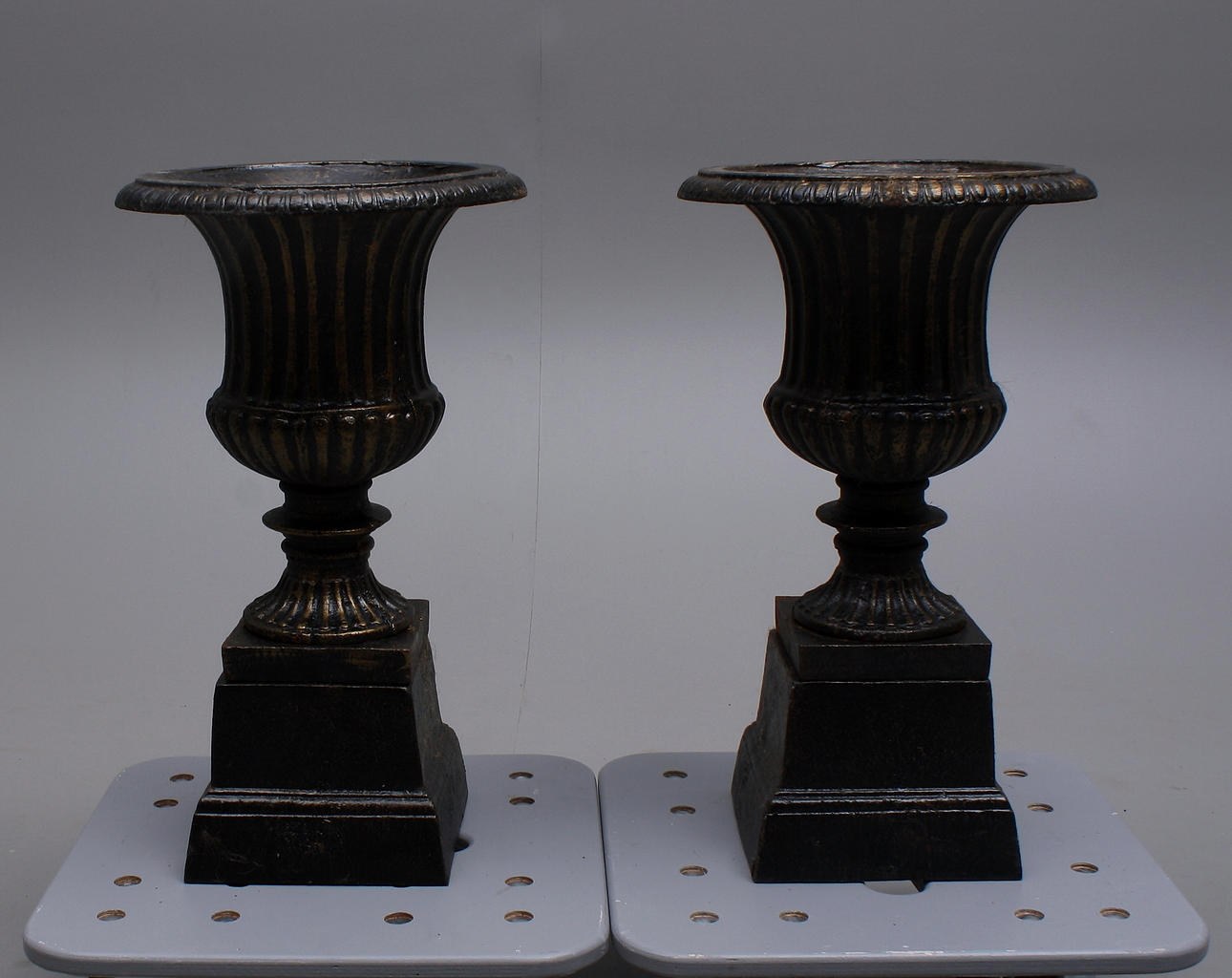 TRÄDGÅRDSURNOR ett par, gjutjärn, guldpatinerade, 1900-/2000-tal.