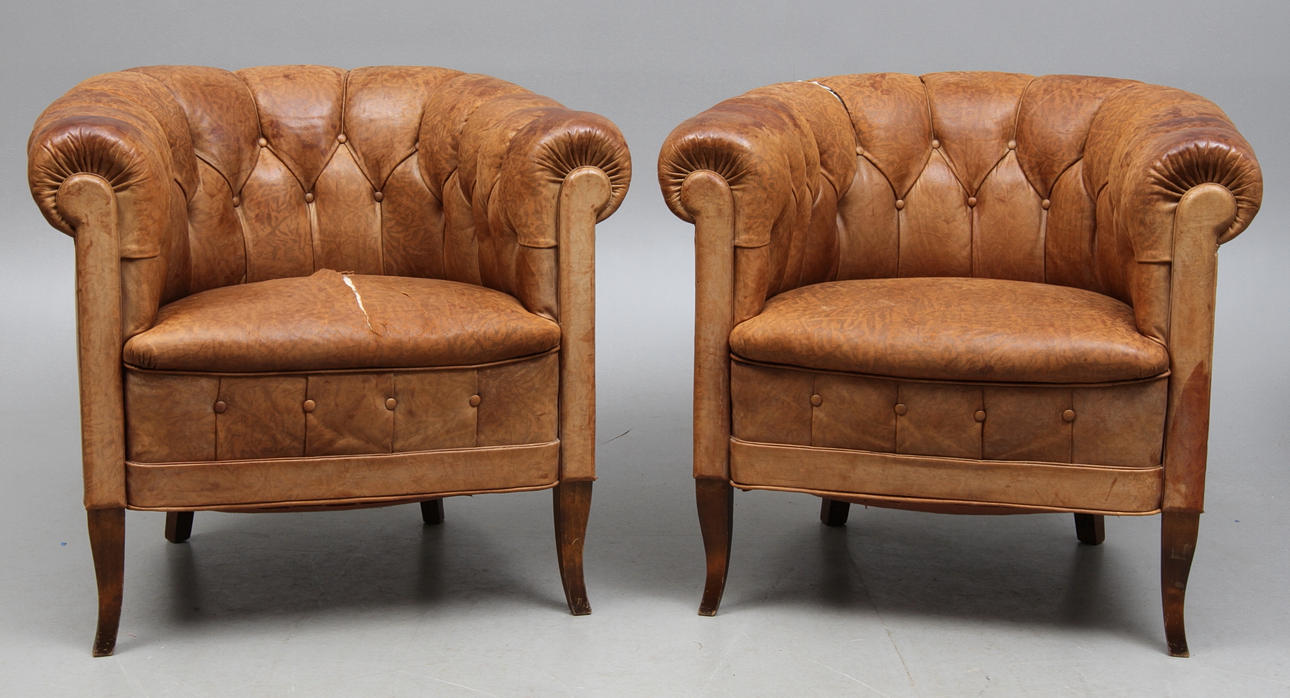 CLUBFÅTÖLJER, ett par, 1920/30-tal.