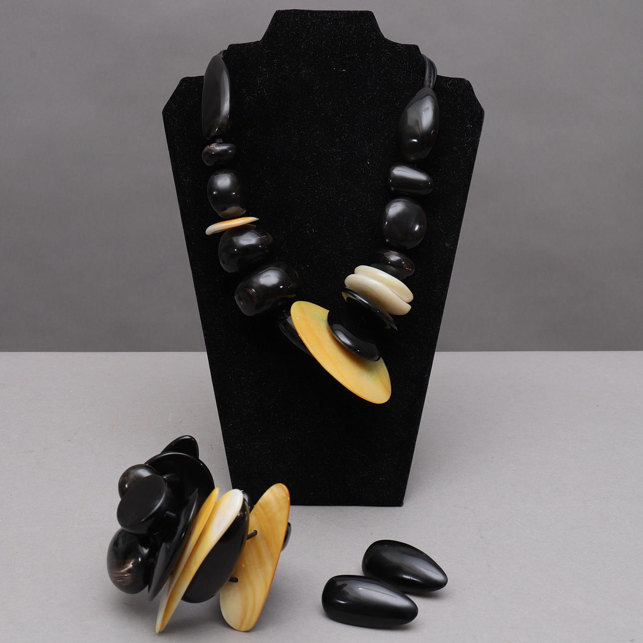 JEWELRY SET, 3 pcs, mixed materials, Gerda Lynggaard, Monies.