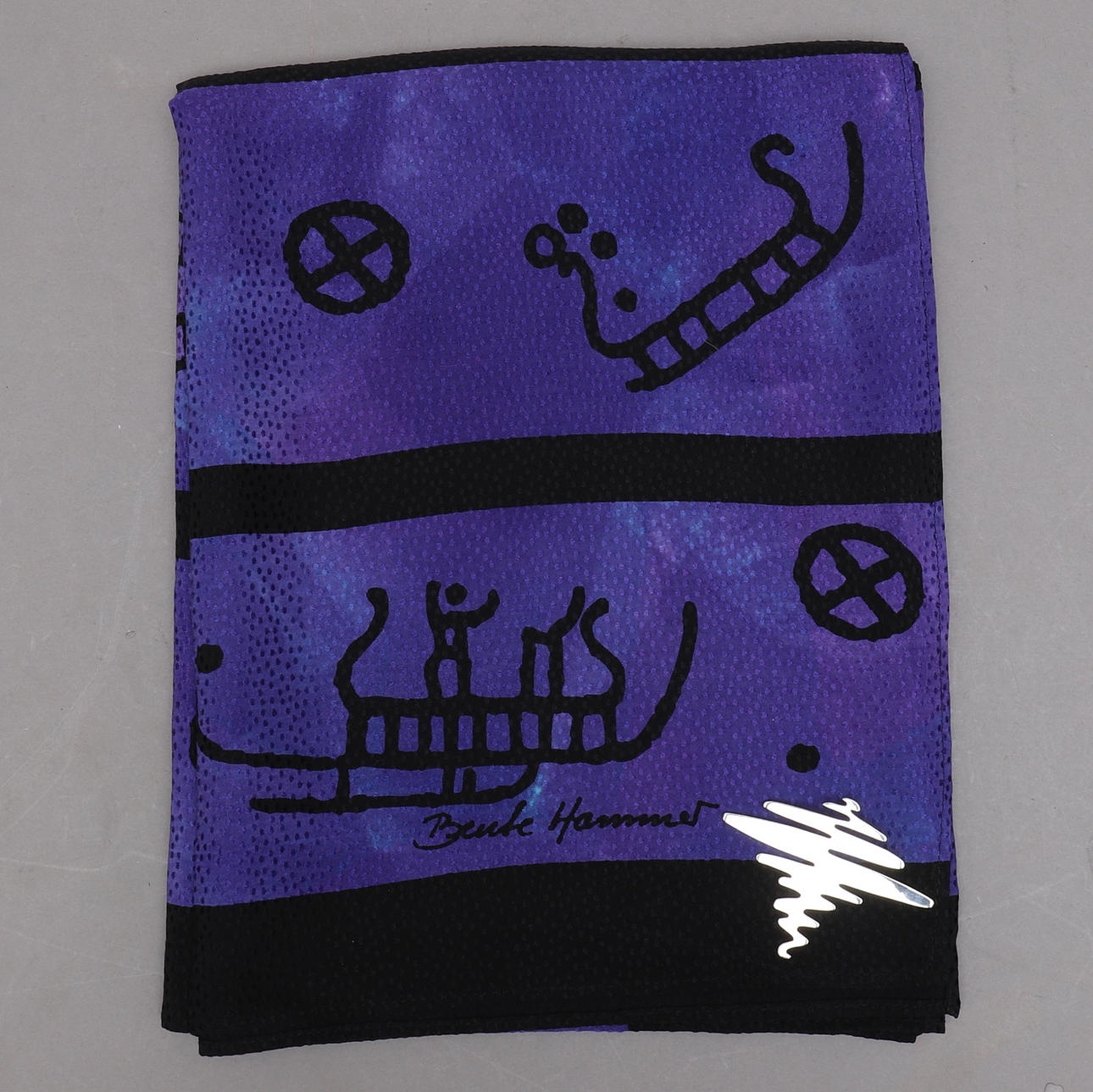 BENTE HAMMER. broche & tørklæde, sølv & silke, moderne, Danmark.