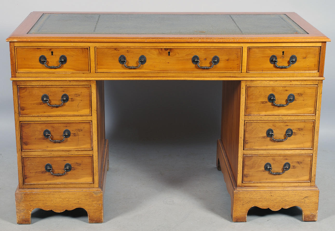 SKRIVBORD, idegran med grön skinnskiva, engelsk stil.